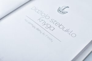 kūdikio albumas baltai balta
