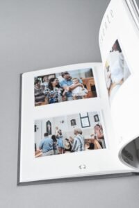 hug a book krikšto knyga avelė