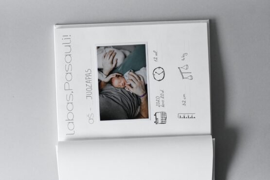 Pirmuju metų albumas_hug a book