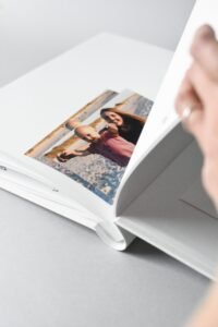 Pirmuju metų albumas_hug a book