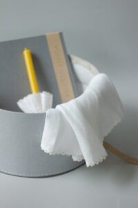 krikšto skraistė ir žvakė hugabook