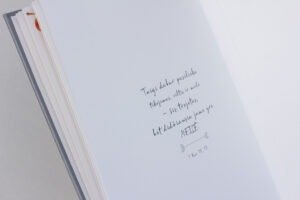 hug a book vestuvių svečių knyga